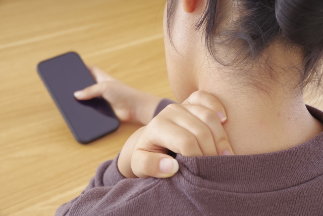 スマホ首とめまいの関係とは？首への負担が体に与える影響