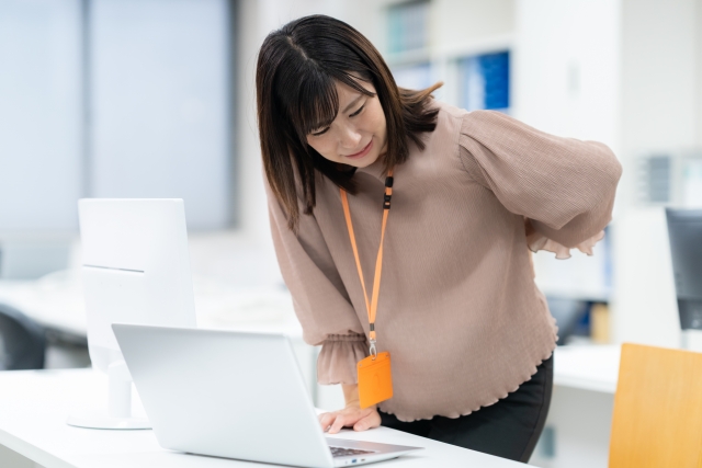 ギックリ腰はなぜ起こる？突然の腰の痛みの原因と対処法を解説